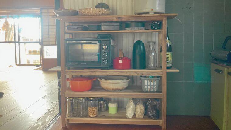 alt="Homemade kitchen shelves"