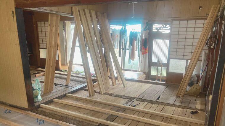 alt="Re-flooring the house"